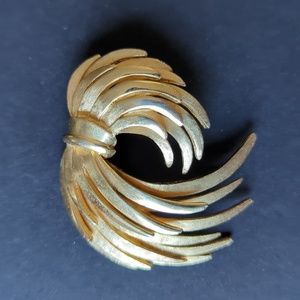 Vintage BSK brooch feather wing C locking clasp pin brush gold colored
